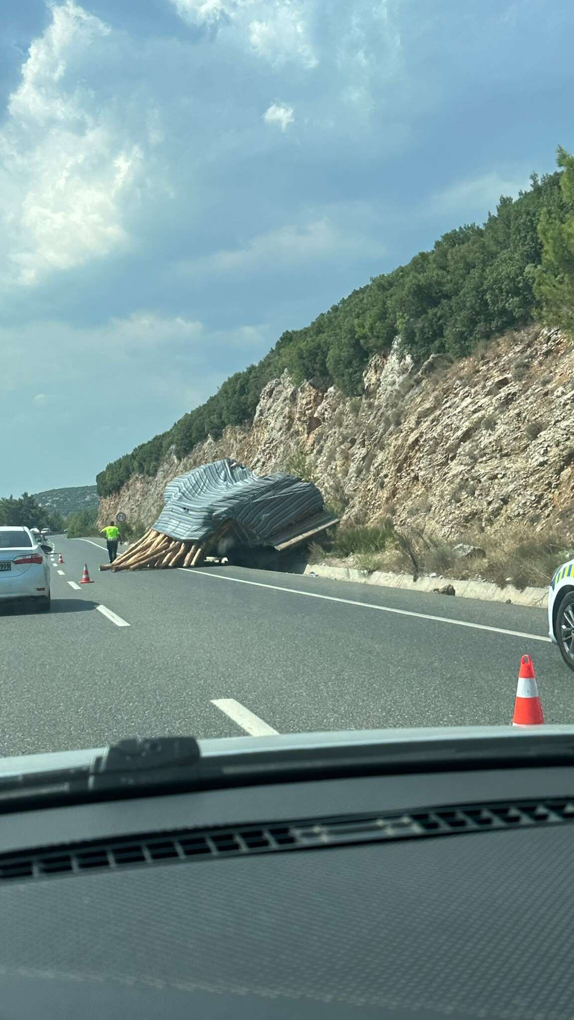 Menteşe’de Tomruk Yüklü Kamyon Devrildi: Gülağzı Yokuşunda Korku Dolu Anlar 3